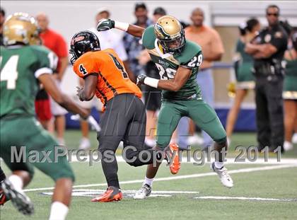 Thumbnail 2 in DeSoto vs. Douglass (Kirk Herbstreit National Kickoff Classic) photogallery.