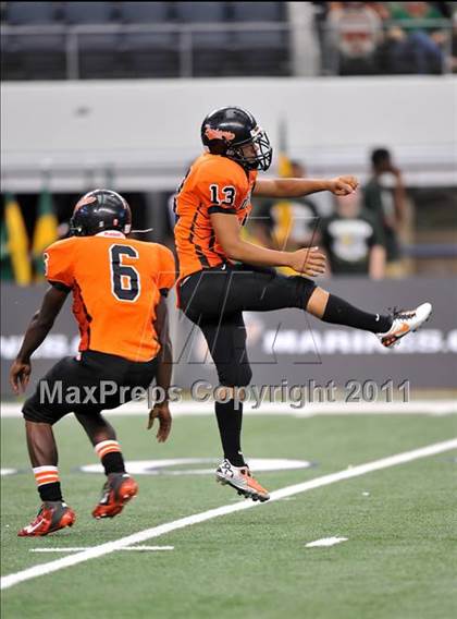Thumbnail 3 in DeSoto vs. Douglass (Kirk Herbstreit National Kickoff Classic) photogallery.