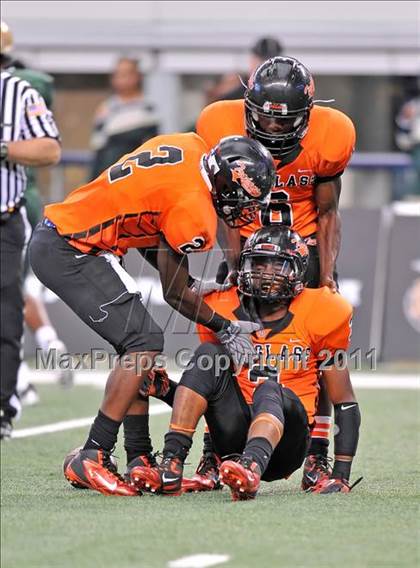 Thumbnail 3 in DeSoto vs. Douglass (Kirk Herbstreit National Kickoff Classic) photogallery.