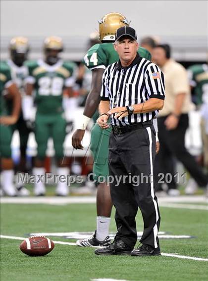 Thumbnail 3 in DeSoto vs. Douglass (Kirk Herbstreit National Kickoff Classic) photogallery.