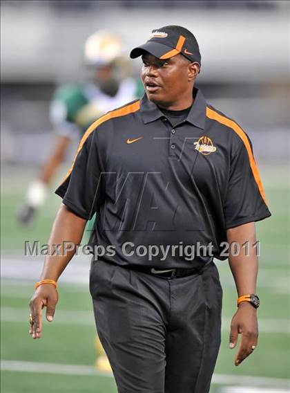 Thumbnail 2 in DeSoto vs. Douglass (Kirk Herbstreit National Kickoff Classic) photogallery.