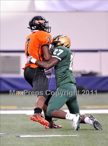 Thumbnail 1 in DeSoto vs. Douglass (Kirk Herbstreit National Kickoff Classic) photogallery.