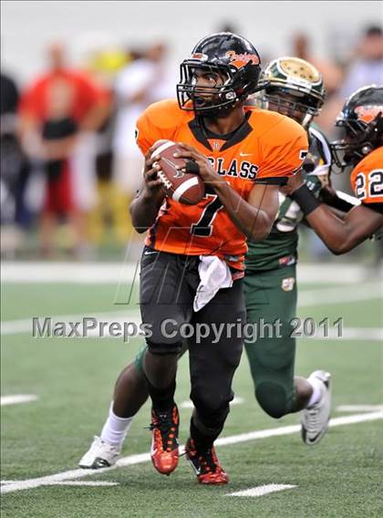 Thumbnail 2 in DeSoto vs. Douglass (Kirk Herbstreit National Kickoff Classic) photogallery.