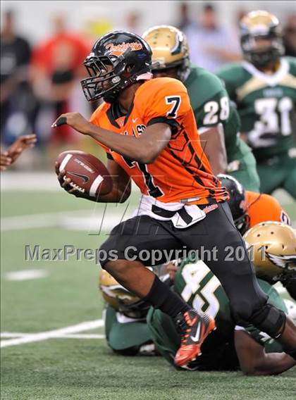 Thumbnail 3 in DeSoto vs. Douglass (Kirk Herbstreit National Kickoff Classic) photogallery.