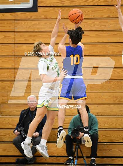 Thumbnail 1 in Barlow vs. West Linn (Les Schwab Invitational) photogallery.