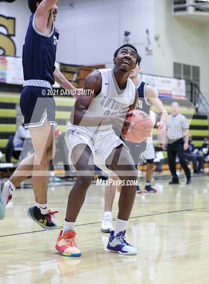 Thumbnail 2 in Lee's Summit West vs Raytown (Summit Grill Shootout) photogallery.