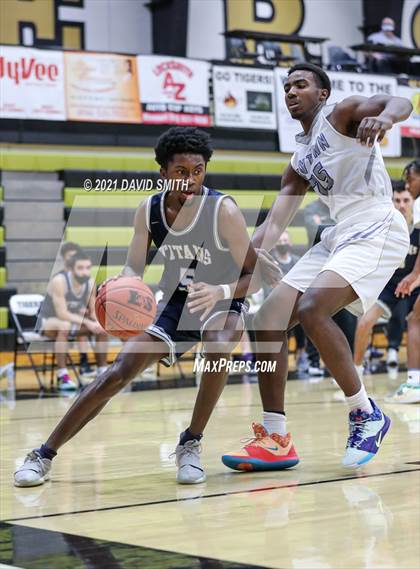 Thumbnail 2 in Lee's Summit West vs Raytown (Summit Grill Shootout) photogallery.