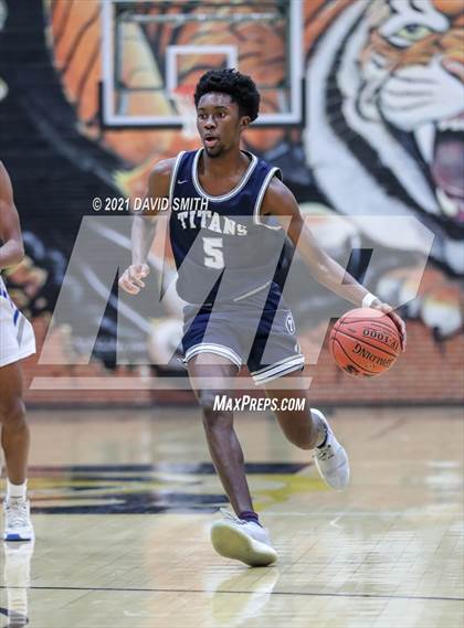 Thumbnail 3 in Lee's Summit West vs Raytown (Summit Grill Shootout) photogallery.