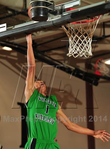 Thumbnail 2 in Shadow Hills vs. Victor Valley (MaxPreps Holiday Classic) photogallery.