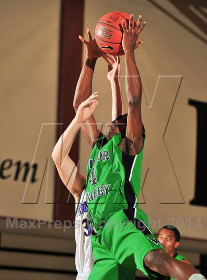 Thumbnail 1 in Shadow Hills vs. Victor Valley (MaxPreps Holiday Classic) photogallery.