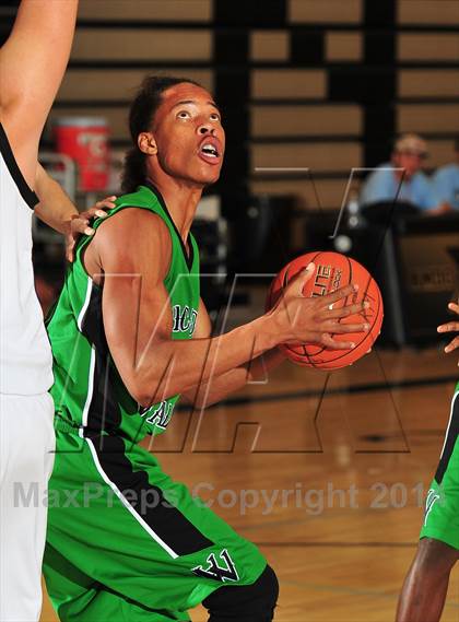 Thumbnail 3 in Shadow Hills vs. Victor Valley (MaxPreps Holiday Classic) photogallery.