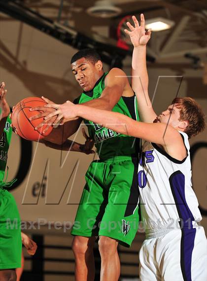Thumbnail 1 in Shadow Hills vs. Victor Valley (MaxPreps Holiday Classic) photogallery.