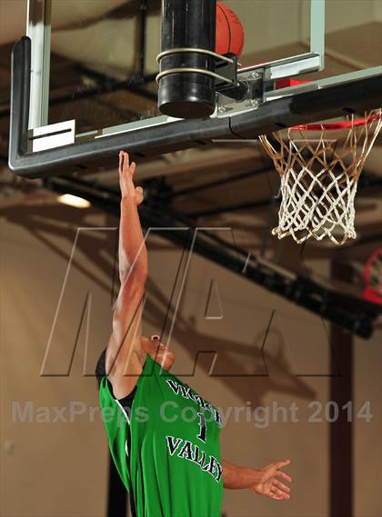 Thumbnail 3 in Shadow Hills vs. Victor Valley (MaxPreps Holiday Classic) photogallery.