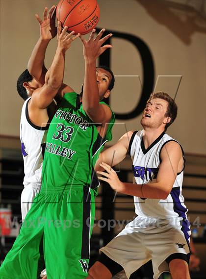 Thumbnail 2 in Shadow Hills vs. Victor Valley (MaxPreps Holiday Classic) photogallery.