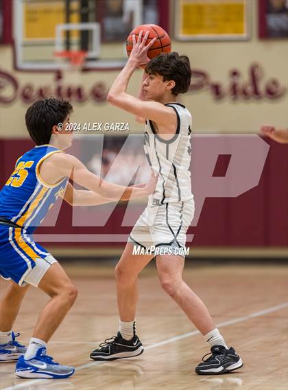 Thumbnail 3 in Alamo Heights vs. Winn (UIL Basketball 5A Region IV Bi-District) photogallery.