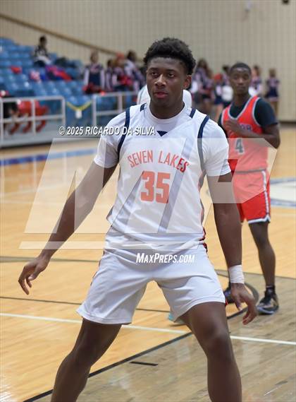 Thumbnail 3 in Seven Lakes vs. Lamar (UIL 6A D1 Basketball Area) photogallery.