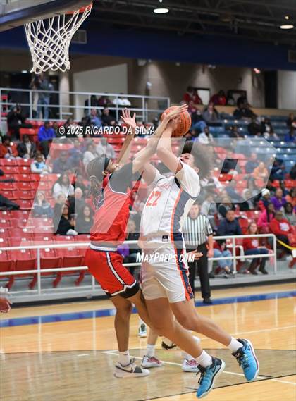 Thumbnail 2 in Seven Lakes vs. Lamar (UIL 6A D1 Basketball Area) photogallery.