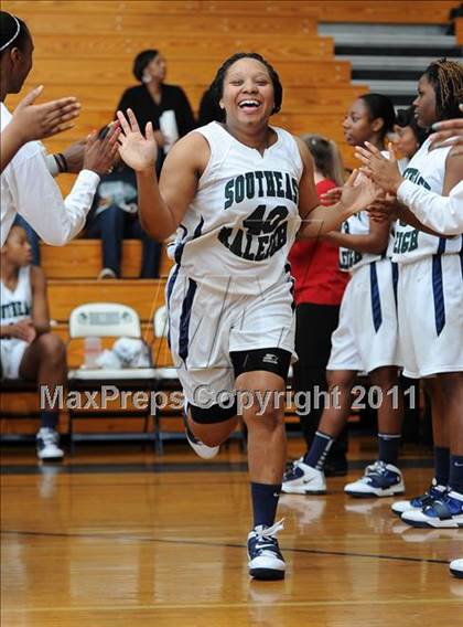 Thumbnail 2 in New Bern @ Southeast Raleigh (Sectional Semifinals) photogallery.