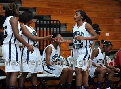 Thumbnail 2 in New Bern @ Southeast Raleigh (Sectional Semifinals) photogallery.