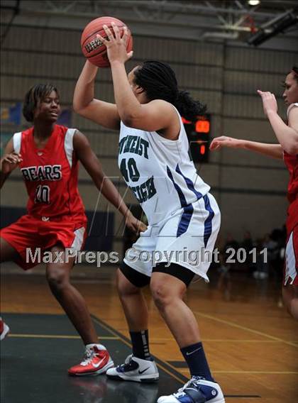 Thumbnail 3 in New Bern @ Southeast Raleigh (Sectional Semifinals) photogallery.
