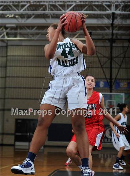 Thumbnail 2 in New Bern @ Southeast Raleigh (Sectional Semifinals) photogallery.
