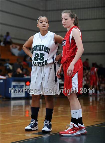Thumbnail 2 in New Bern @ Southeast Raleigh (Sectional Semifinals) photogallery.