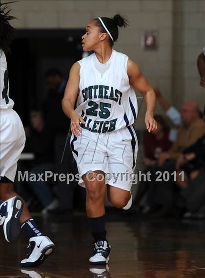 Thumbnail 1 in New Bern @ Southeast Raleigh (Sectional Semifinals) photogallery.