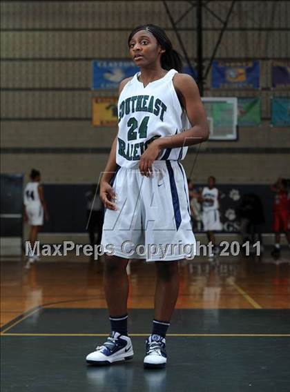Thumbnail 2 in New Bern @ Southeast Raleigh (Sectional Semifinals) photogallery.