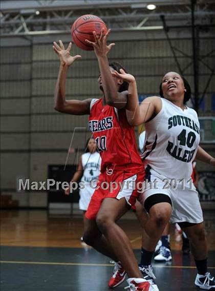 Thumbnail 3 in New Bern @ Southeast Raleigh (Sectional Semifinals) photogallery.