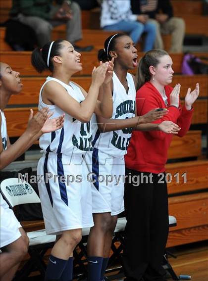 Thumbnail 3 in New Bern @ Southeast Raleigh (Sectional Semifinals) photogallery.