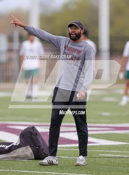 Thumbnail 1 in Longview vs. Red Oak (UIL 5A Region II Area Playoff) photogallery.