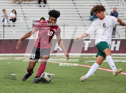Thumbnail 1 in Longview vs. Red Oak (UIL 5A Region II Area Playoff) photogallery.