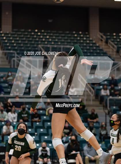 Thumbnail 3 in Seven Lakes vs Reagan [Ronald] (UIL 6A State Semifinals) photogallery.
