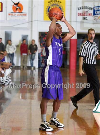 Thumbnail 3 in Sacramento vs. Bishop Manogue (Gridley Invitational) photogallery.