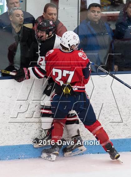 Thumbnail 2 in Reading Memorial vs. Central Catholic (MIAA Division 1A Play-In) photogallery.