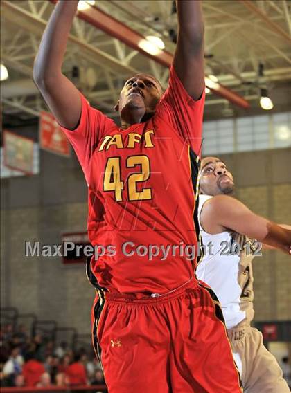 Thumbnail 2 in Loyola vs. Taft (Nike Extravaganza) photogallery.