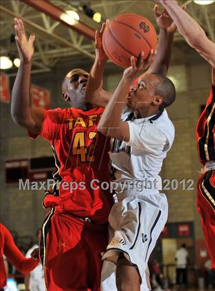 Thumbnail 3 in Loyola vs. Taft (Nike Extravaganza) photogallery.