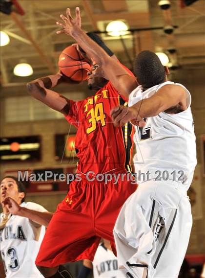 Thumbnail 3 in Loyola vs. Taft (Nike Extravaganza) photogallery.