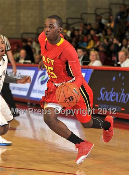 Thumbnail 1 in Loyola vs. Taft (Nike Extravaganza) photogallery.