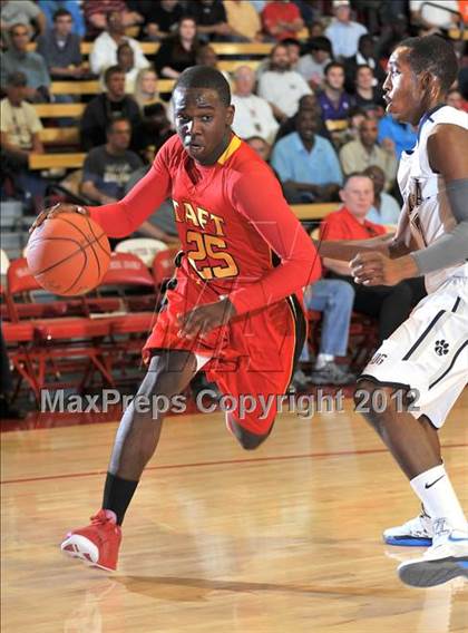 Thumbnail 1 in Loyola vs. Taft (Nike Extravaganza) photogallery.