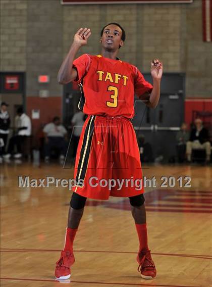Thumbnail 3 in Loyola vs. Taft (Nike Extravaganza) photogallery.
