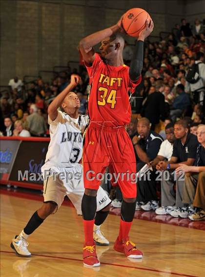 Thumbnail 2 in Loyola vs. Taft (Nike Extravaganza) photogallery.