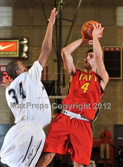 Thumbnail 2 in Loyola vs. Taft (Nike Extravaganza) photogallery.