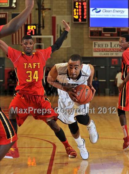 Thumbnail 2 in Loyola vs. Taft (Nike Extravaganza) photogallery.