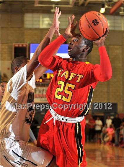 Thumbnail 3 in Loyola vs. Taft (Nike Extravaganza) photogallery.