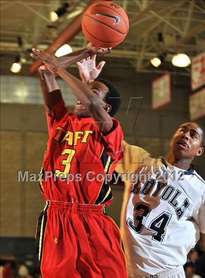 Thumbnail 2 in Loyola vs. Taft (Nike Extravaganza) photogallery.