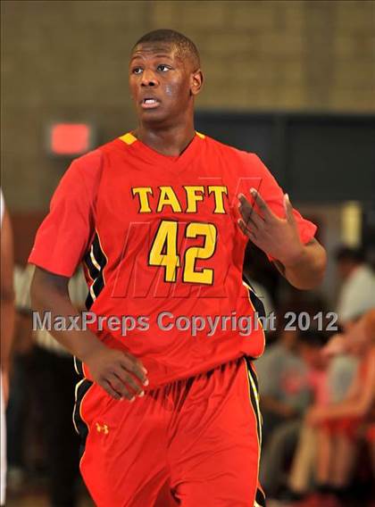 Thumbnail 1 in Loyola vs. Taft (Nike Extravaganza) photogallery.