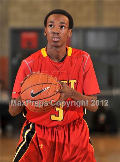 Thumbnail 1 in Loyola vs. Taft (Nike Extravaganza) photogallery.