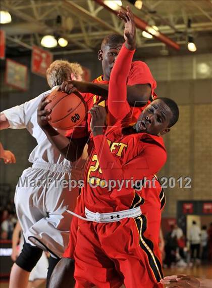 Thumbnail 2 in Loyola vs. Taft (Nike Extravaganza) photogallery.