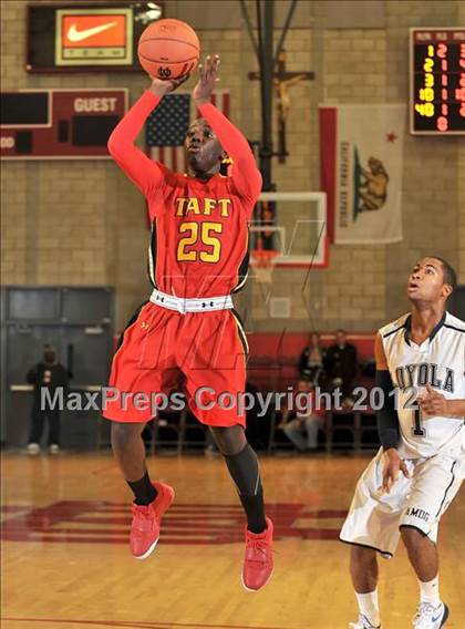 Thumbnail 2 in Loyola vs. Taft (Nike Extravaganza) photogallery.